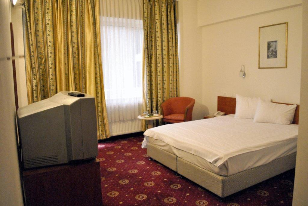 Bristol Hotel 3*